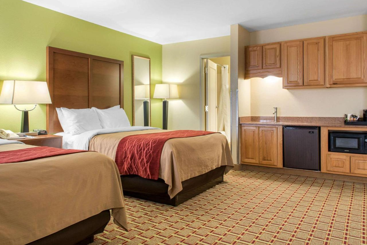 2 Queen Beds Room