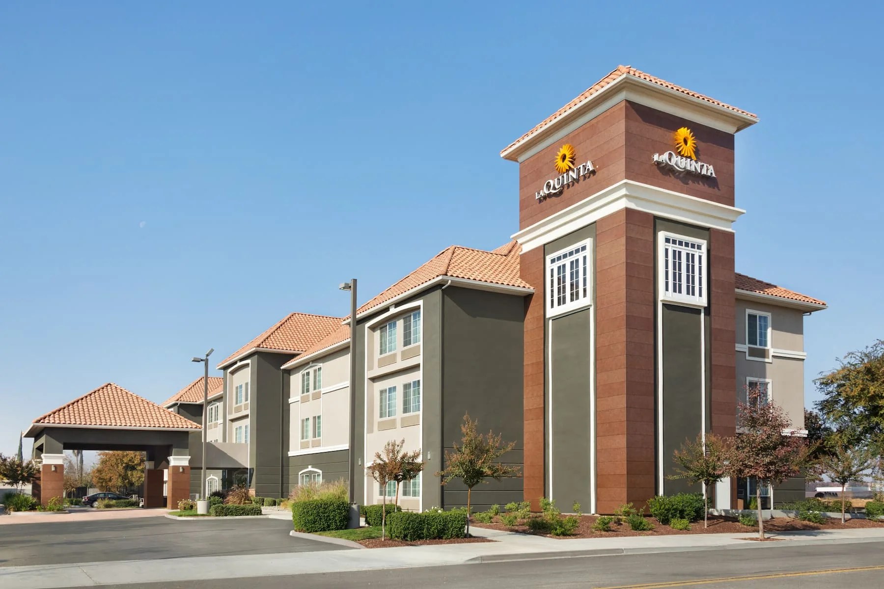 La Quinta Inn and Suites Fresno Northwest hotel exterior in daylight